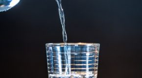 Santé : des traitements interdits pour l’eau en bouteille